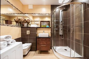 Shower, free toiletries, hair dryer, towels - Wilanów Luxury Green Apartment (Warszawa)