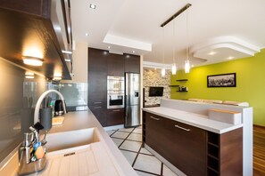 Fridge, microwave, oven, stovetop - Wilanów Luxury Green Apartment (Warszawa)