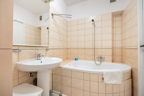 Gratis toiletartikelen, een haardroger, handdoeken, zeep