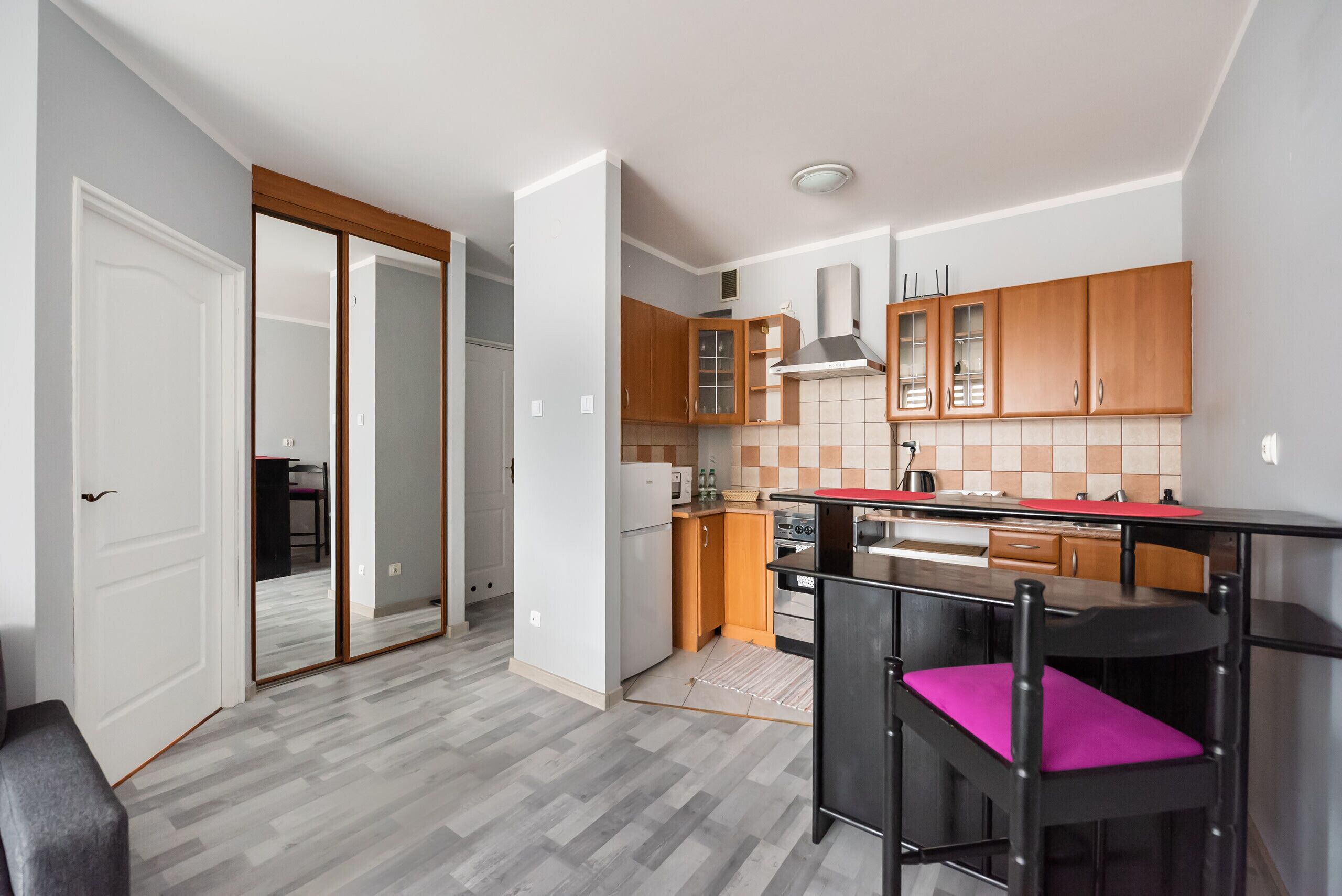 Een koelkast, een magnetron, een kookplaat