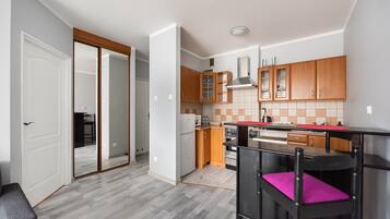 Een koelkast, een magnetron, een kookplaat