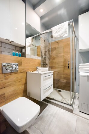 Dusche, Haartrockner, Handtücher, Seife