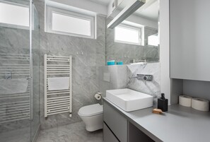 Dusche, Haartrockner, Handtücher