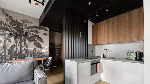 Une cuisine moderne dotée d’un îlot central, de meubles en bois et d’une fresque murale.
