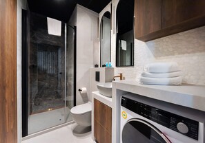 Douche, sèche-cheveux, serviettes fournies, savon