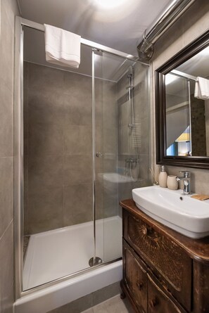 Shower, free toiletries, hair dryer, towels