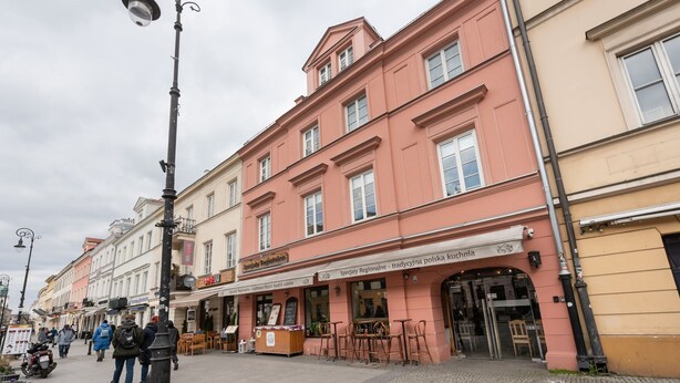 Une rue bordée de bâtiments, dont un restaurant appelé « Specialny Regionalne ».