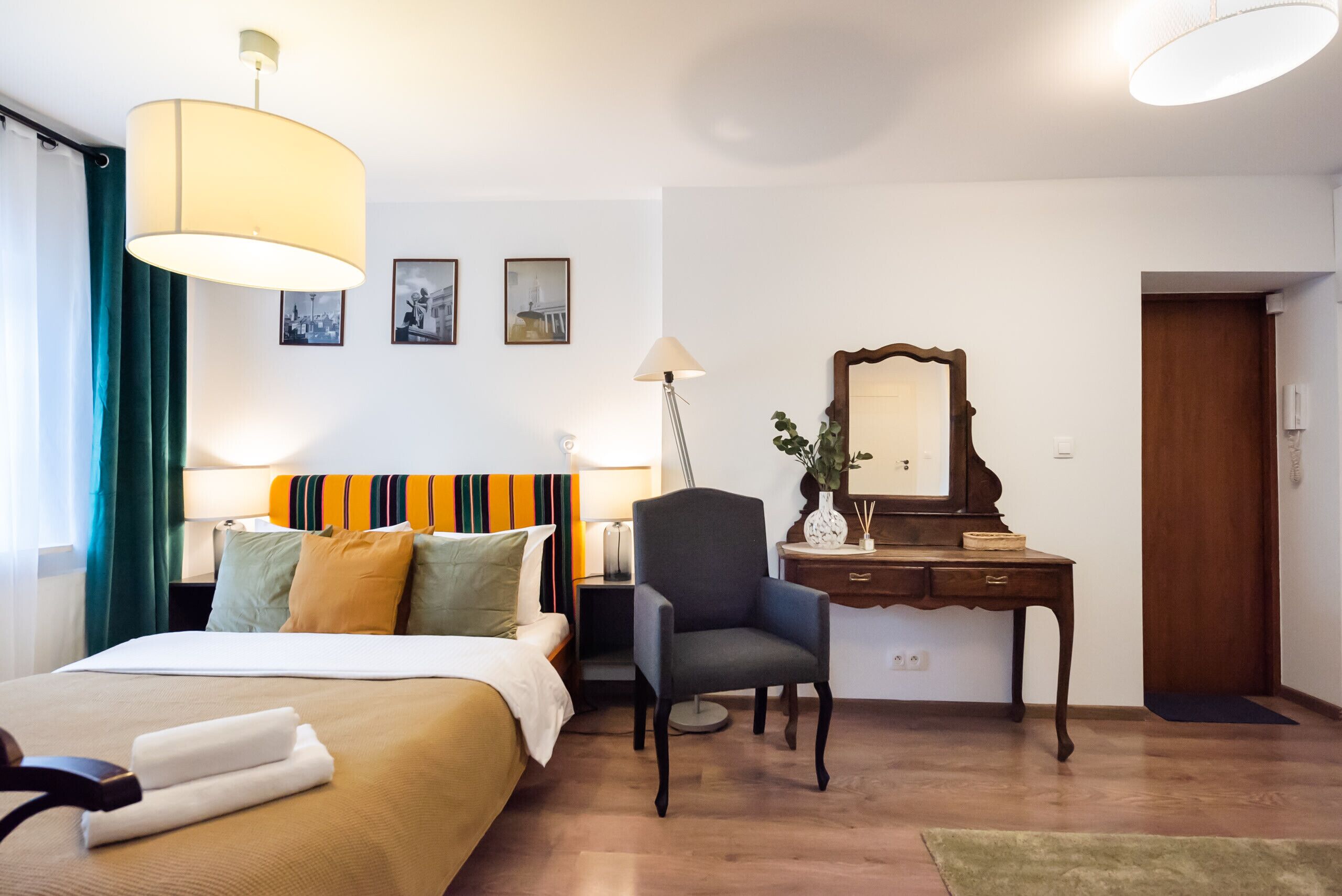 Tabla de planchar con plancha y ropa de cama 