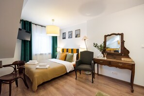 Tabla de planchar con plancha y ropa de cama 
