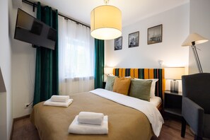 Tabla de planchar con plancha y ropa de cama 