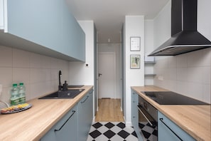 Een koelkast, een magnetron, een oven, een kookplaat