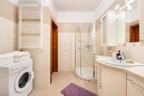 Regadera, secadora de cabello, toallas 