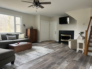 Smart TV, fireplace - Charming farmhouse with 4 bedrooms, indoor pool, WiFi and AC in soothing Otsego (Otsego)