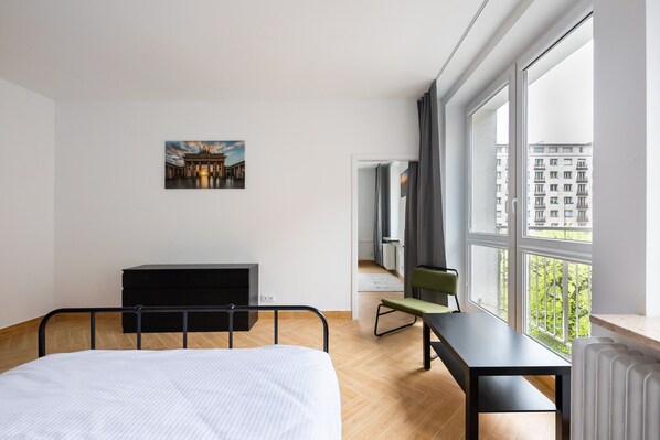 3 habitaciones, tabla de planchar con plancha, wifi y ropa de cama 