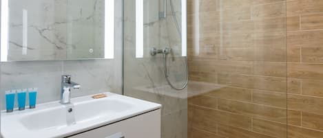 Shower, hair dryer, towels