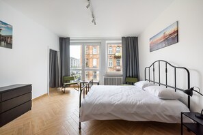 3 bedrooms, iron/ironing board, WiFi, bed sheets - Marszałkowska White & Black Apartment (Warszawa)