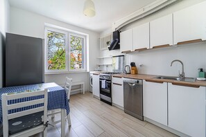 Kylskåp, ugn, spishäll och diskmaskin