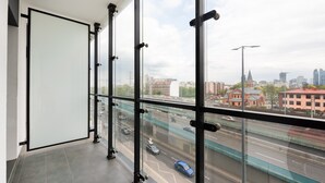 A balcony with a city view, including a highway and buildings. - New Varsovia Comfort 346 (Warszawa)