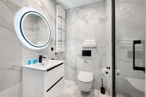 Chuveiro, secador de cabelo, toalhas de banho