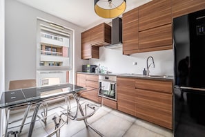 Fridge, microwave, oven, stovetop