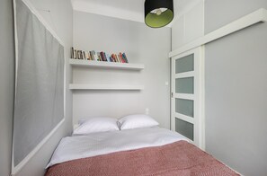 1 bedroom, iron/ironing board, bed sheets - Głogowa Bricks Apartment (Warszawa)