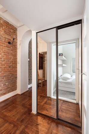 1 bedroom, iron/ironing board, bed sheets - Głogowa Bricks Apartment (Warszawa)