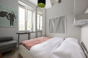 1 bedroom, iron/ironing board, bed sheets - Głogowa Bricks Apartment (Warszawa)