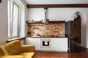 Fridge, microwave, oven, stovetop - Głogowa Bricks Apartment (Warszawa)