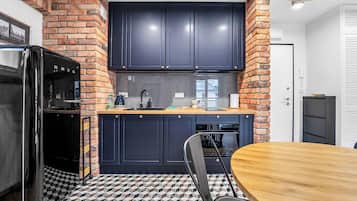 Fridge, oven, stovetop, dishwasher