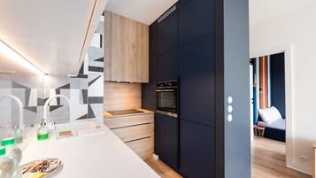 Fridge, oven, stovetop, dishwasher