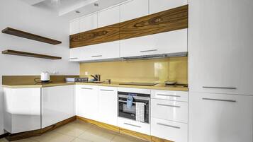 Kylskåp, ugn, spishäll och diskmaskin