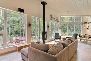 Living area - LE Berm Au Chalet De La Vallée (Saint-Raymond)