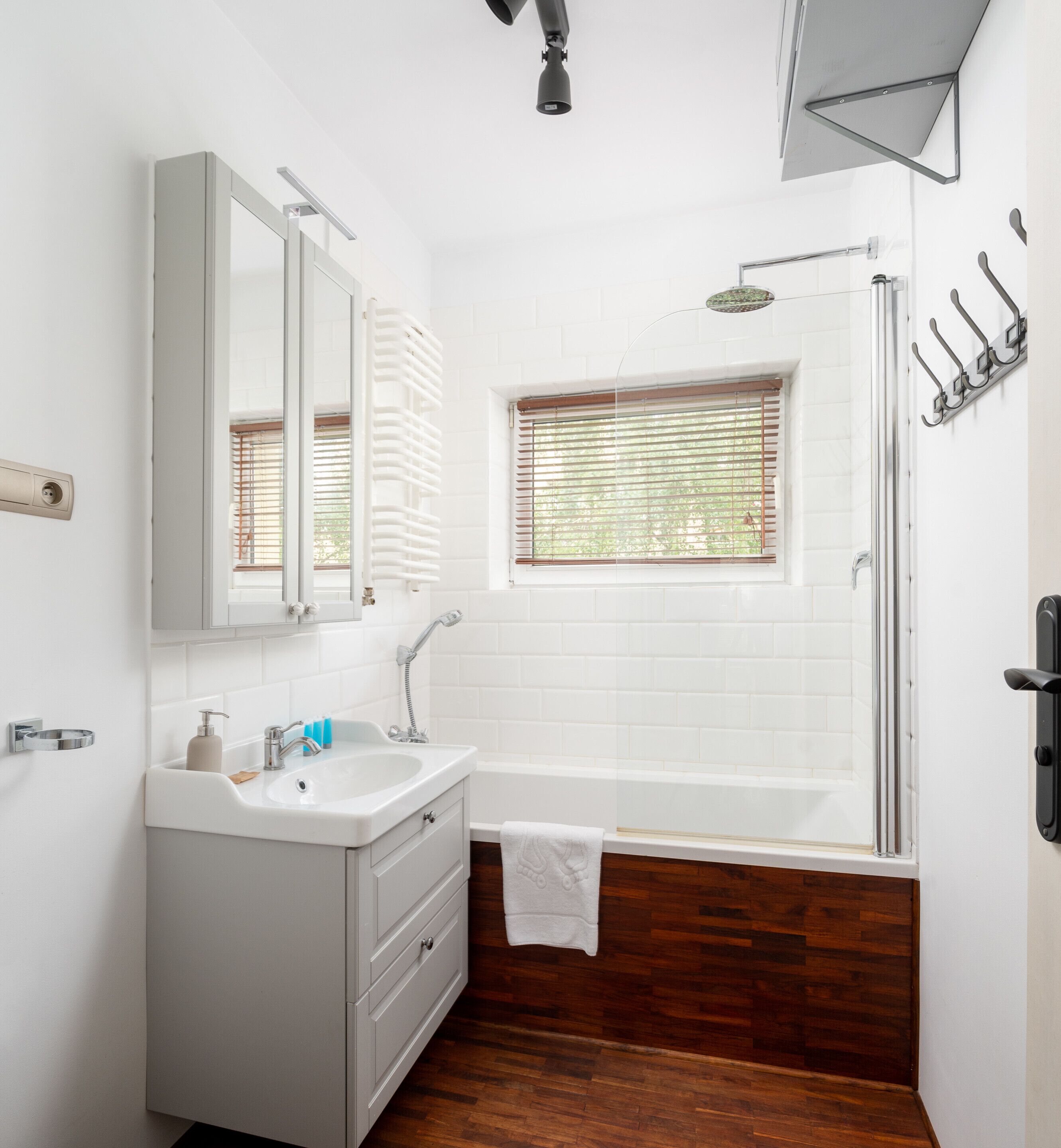 Articles de toilette gratuits, sèche-cheveux, serviettes fournies