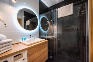 Douche, sèche-cheveux, serviettes fournies, savon