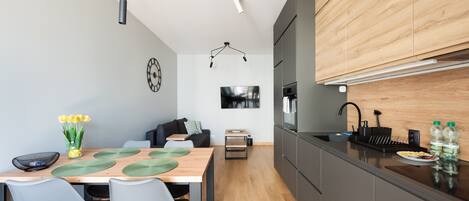 冷蔵庫、オーブン、コンロ、食器洗い機