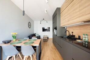 Fridge, oven, stovetop, dishwasher - Wola Skwer Happy Apartment (Warszawa)