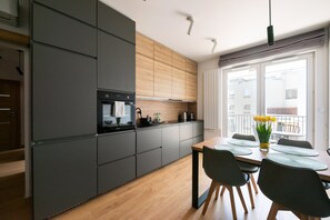 Fridge, oven, stovetop, dishwasher