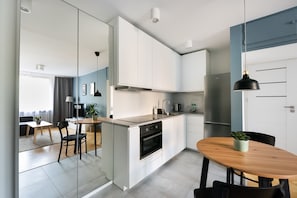 Réfrigérateur, four à micro-ondes, un four, surface de cuisson