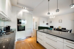 Fridge, microwave, oven, stovetop - Mokotów Serenity Premium Apartment (Warszawa)
