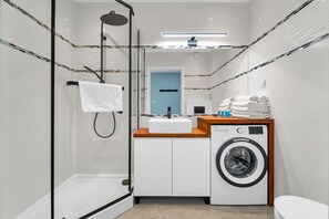 Dusche, Haartrockner, Handtücher, Seife