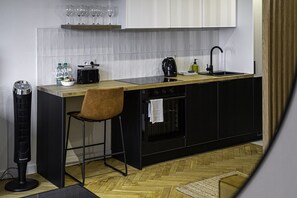 Réfrigérateur, four à micro-ondes, un four, surface de cuisson