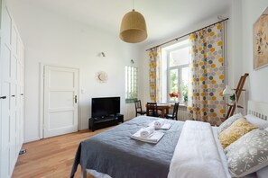 1 bedroom, iron/ironing board, WiFi, bed sheets - Wolność City Centre Comfy Studio (Warszawa)