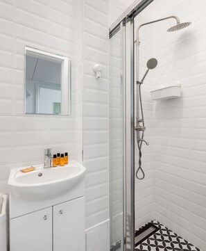 Shower, free toiletries, hair dryer, towels - Wolność City Centre Comfy Studio (Warszawa)