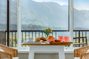 Dining - EmeraldRidge Retreat - Firepit | BBQ | AmazingView | 1G Fast WiFi |Pet-Friendly (Chilliwack)