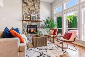 Smart TV, fireplace, books - EmeraldRidge Retreat - Firepit | BBQ | AmazingView | 1G Fast WiFi |Pet-Friendly (Chilliwack)