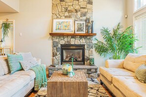 Smart TV, chimenea y libros 