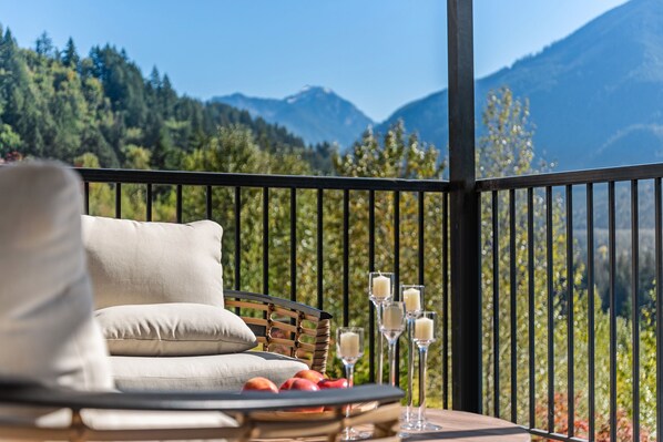 Property grounds - EmeraldRidge Retreat - Firepit | BBQ | AmazingView | 1G Fast WiFi |Pet-Friendly (Chilliwack)
