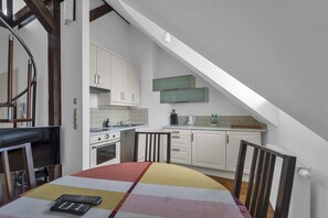 Fridge, oven, stovetop, dishwasher - Rynek Nowego Miasta Two-Level Apartment (Warszawa)