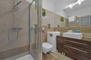 Shower, hair dryer, towels - Rynek Nowego Miasta Two-Level Apartment (Warszawa)