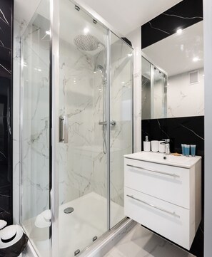 Shower, hair dryer, towels, soap - Wasilkowskiego Luxury Apartment (Warszawa)